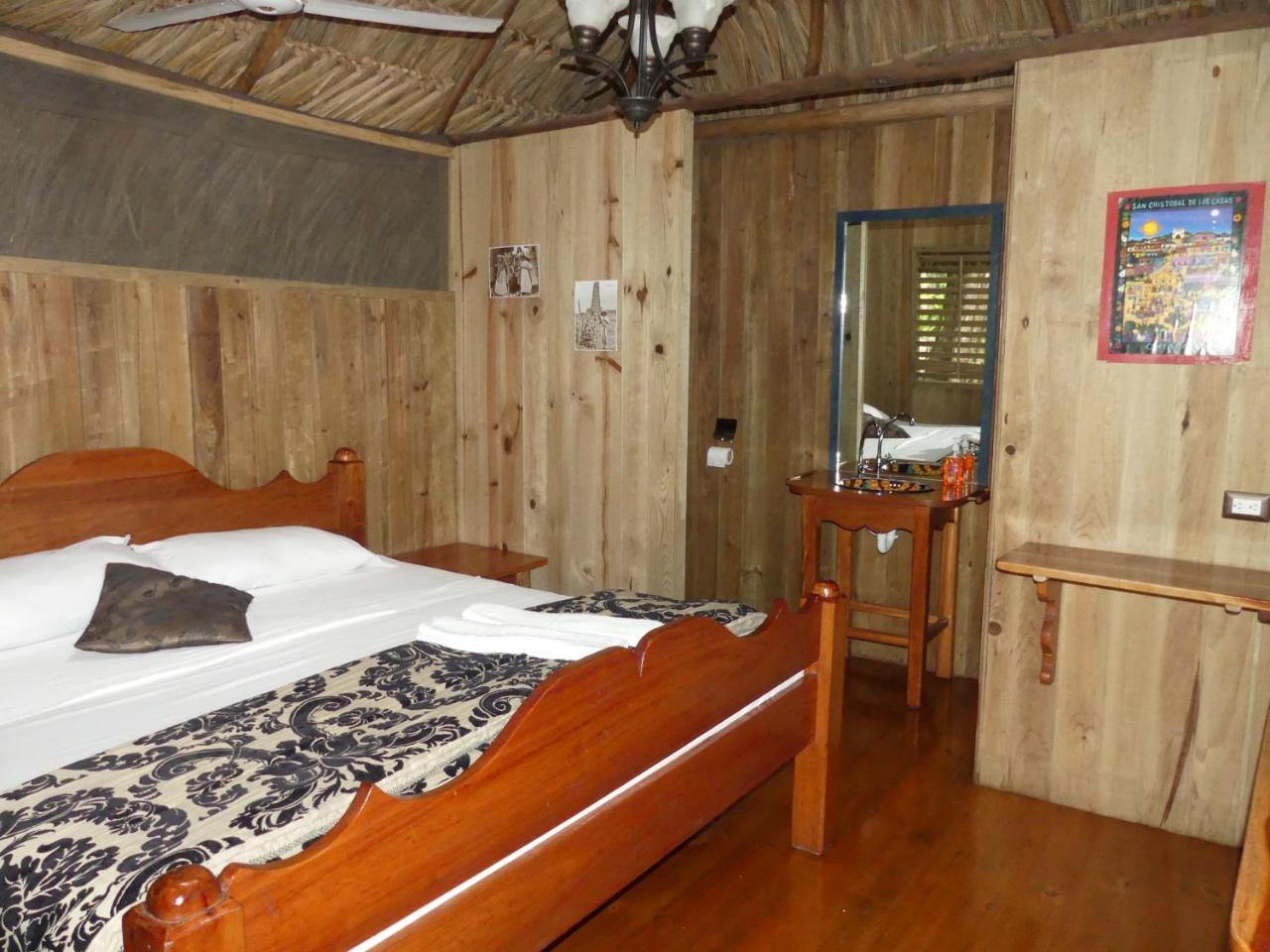 Hotel Kangaroo Y Restaurante Рио-Дульсе Экстерьер фото