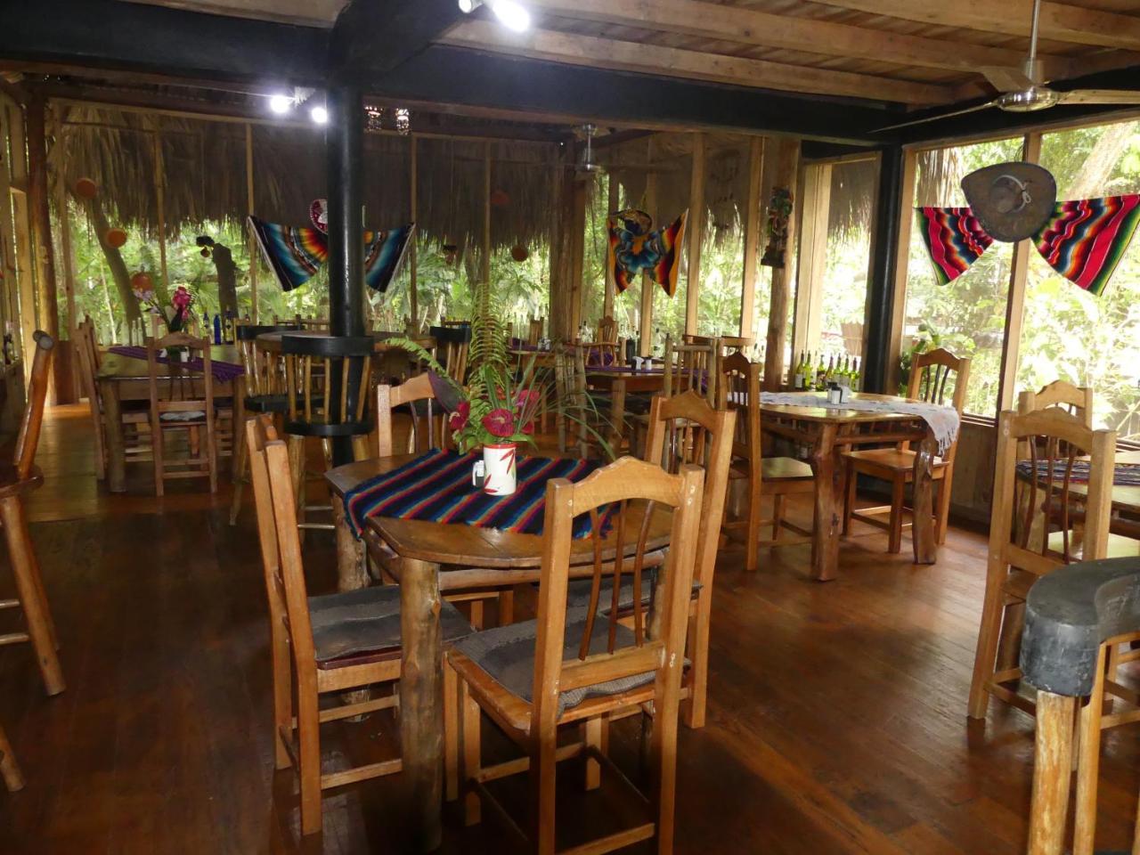 Hotel Kangaroo Y Restaurante Рио-Дульсе Экстерьер фото